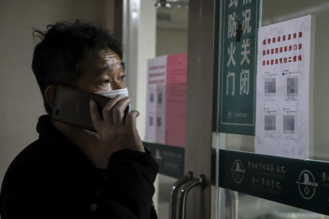 小美术后转入icu病房,洪昌俊在icu病房的门口着急地等待了5天5夜,不敢