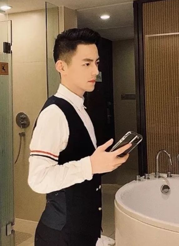 为啥"电竞霍建华"不拍全身照?看清他的身高后,上帝果然公平