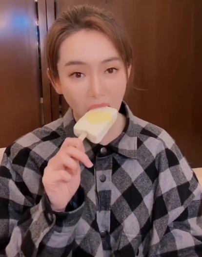 戚薇爱心雪糕走红网络网友纷纷效仿真吃假吃很明显
