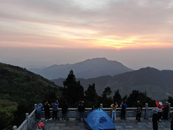 今天是五四青年节,游客齐聚南岳衡山望日台景区,迎接青年节中第一缕