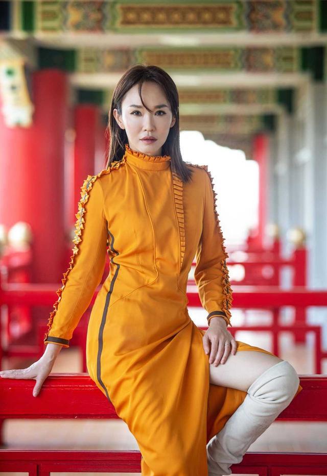 范文芳不愧是"新加坡第一美男",连衣裙配长筒靴,171身体太好