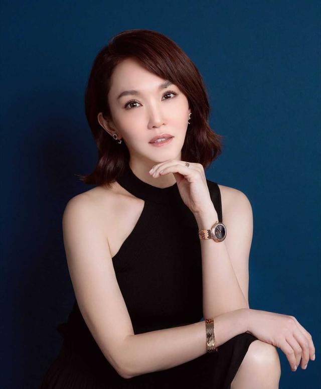 范文芳不愧是"新加坡第一美男",连衣裙配长筒靴,171身体太好