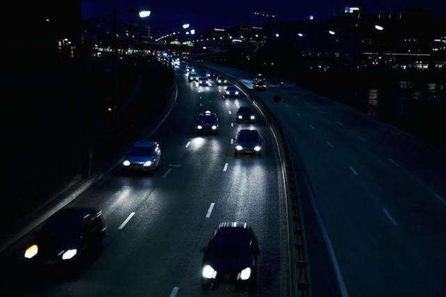 高速上跑夜车用远光灯 老司机 12分扣光事小 就怕出意外 远光灯 高速公路 近光灯