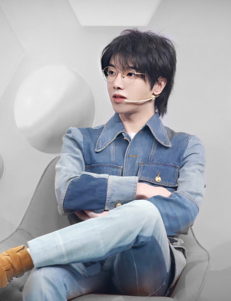 华晨宇拍卖火影空间站第一件作品,看到竞价后,网友:土豪打架