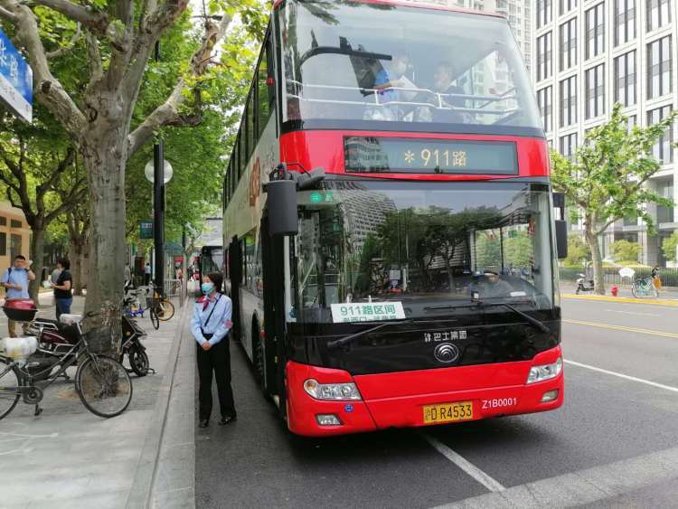 今天911路双层巴士放大招车厢内出现可爱小小乘务员