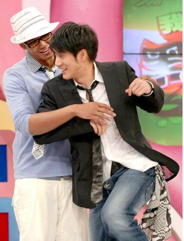 范玮琪太贤惠,昔日一人带两娃不喊累,陈建州与王力宏开心聚会!