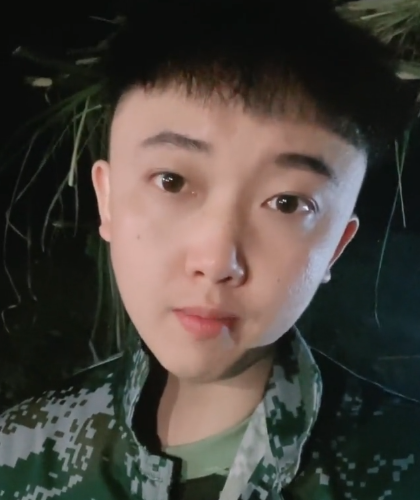 四川可乐追到次惑小仙女后,在荒野徒手盖婚房,卖力的样子让人心疼