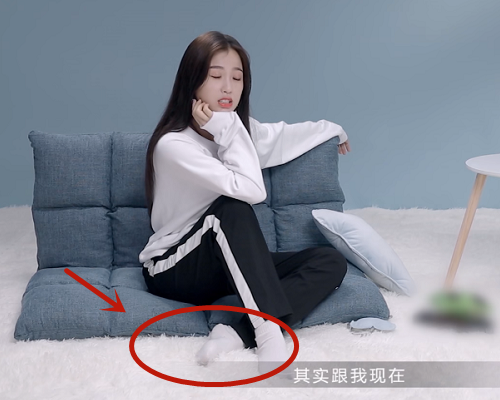 具有少女感的东西,实际上并不是这样,她的袜子只是最简单的长腿袜子