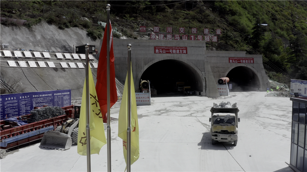 重大节点突破雅叶高速公路康定互通首片钢箱梁架设完成