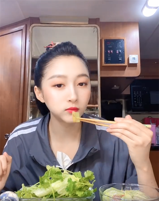 关晓彤变吃播博主看到她的日常饮食怪不得这么瘦了