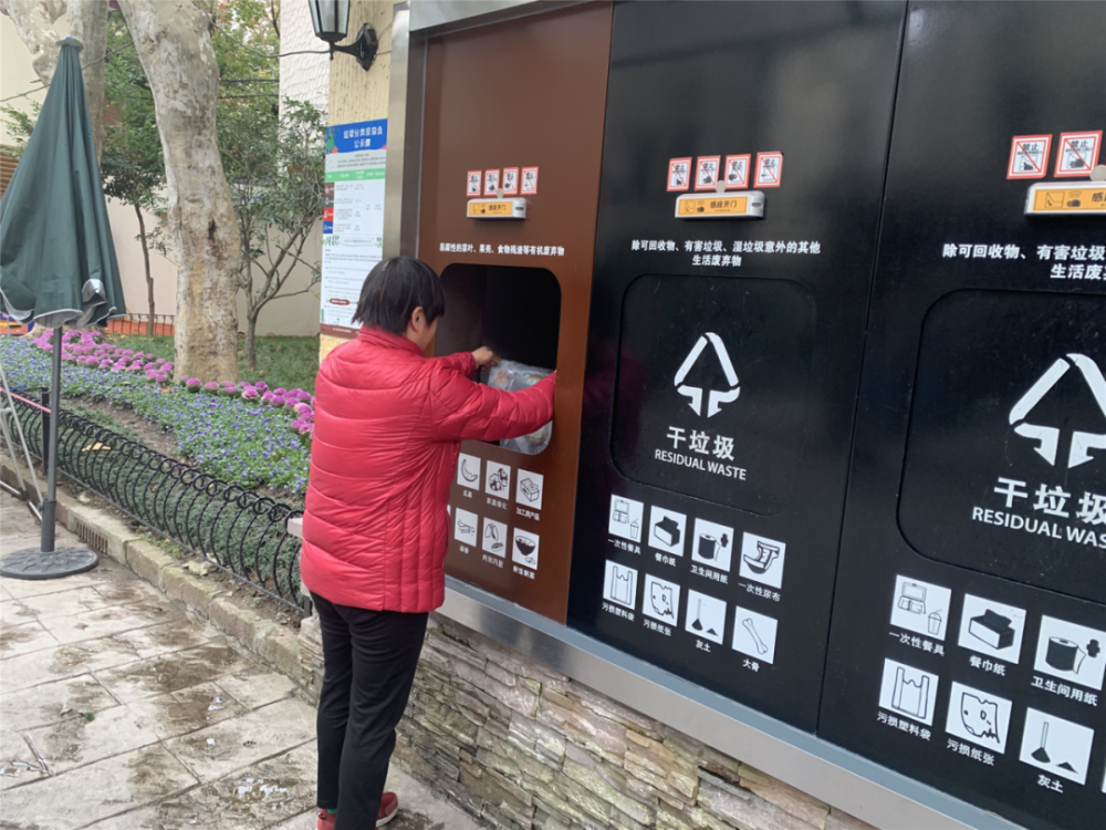 居民区党总支书记范晓玲告诉记者,智能垃圾桶的投放口是自动感应的
