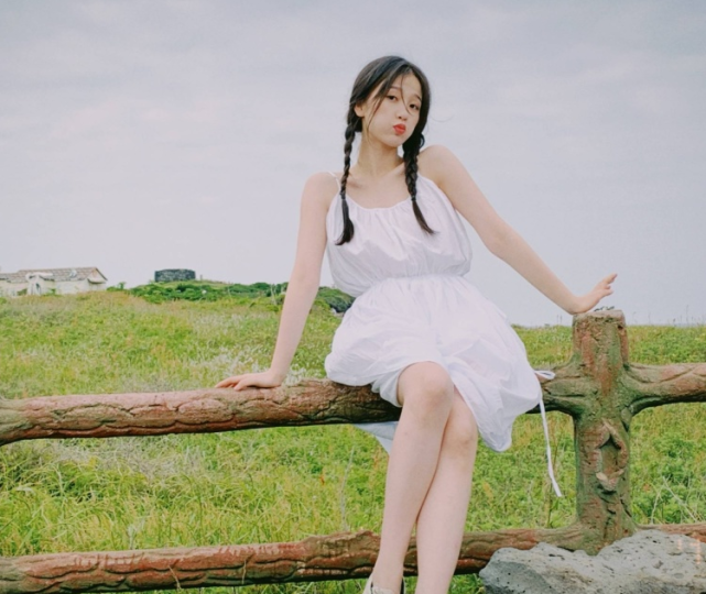 虞书欣坐在栏杆上拍照穿裙子还敢迈开腿她的救场动作全网最佳