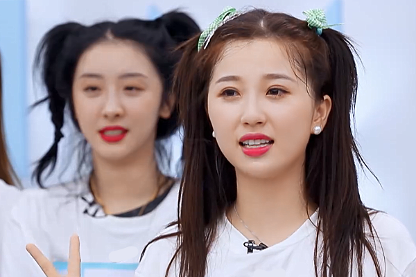 大家都在跟lisa说再见只有虞书欣不一样粉丝和学员的差别