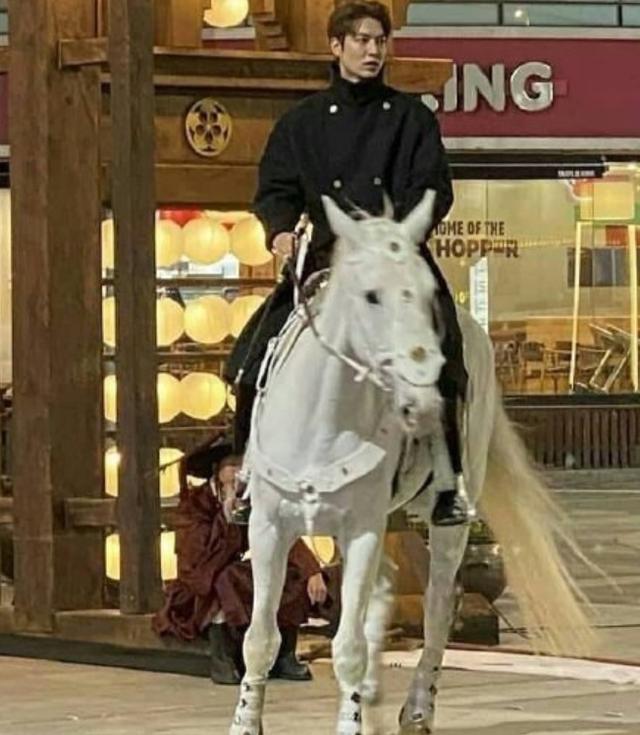 黄景瑜军装生图帅炸了!180斤中国硬汉超man,稳赢韩剧男神李敏镐