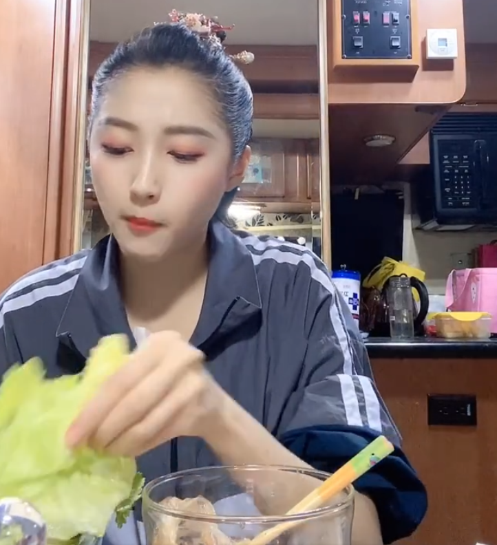 关晓彤直播吃三明治,有谁注意她衣服领口放了啥?