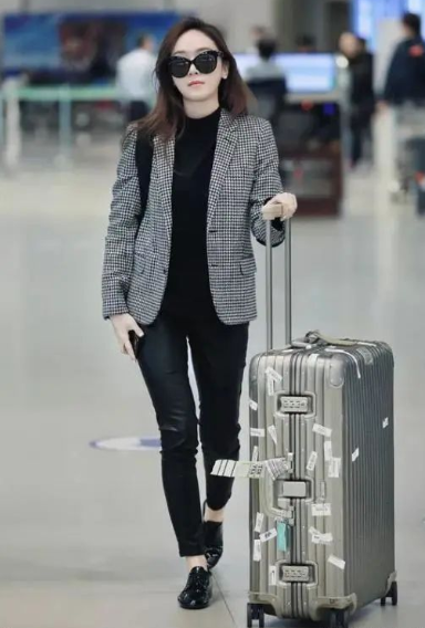 今年流行一种新穿法叫西装运动鞋新潮时髦明星都上瘾