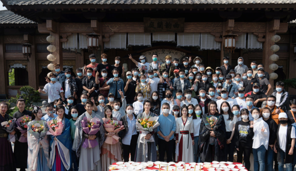 《有翡》杀青合照,大家却都在关注赵丽颖的腰,生娃后状态一目了然!