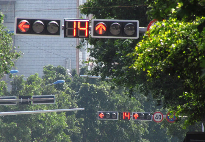 为啥很多人等红绿灯会一直踩着刹车?老司机:聪明人的做法,学着点