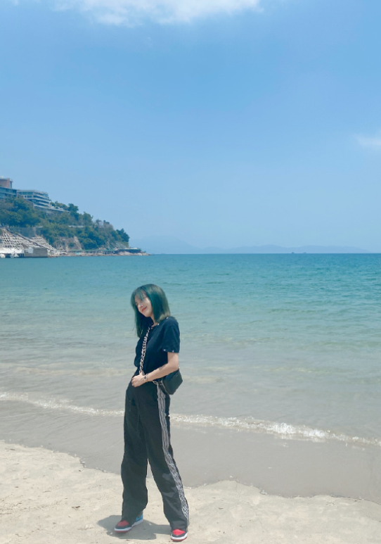 在图片中可以看到闷青色在湛蓝的大海颜色衬托下,看上去是极其唯美的