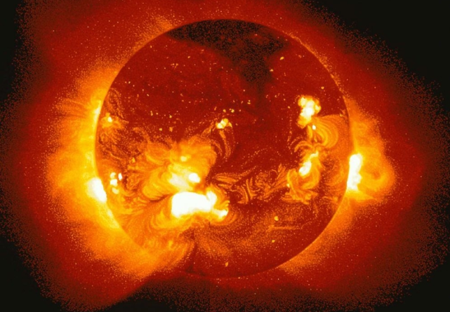 其实是粒子长期保持高速运作的成果,在太阳内部时刻都存在核聚变,所以
