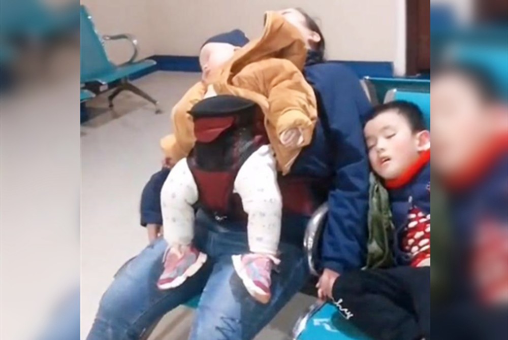 二胎妈妈独自带娃累瘫了抱着小的牵着大的看完不免心疼