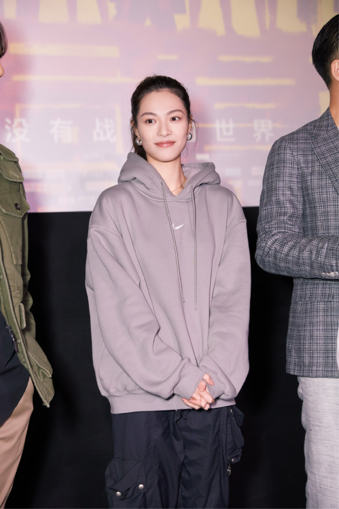 钟楚曦时尚封面来袭!携手马思纯探寻大自然,这造型也太美了