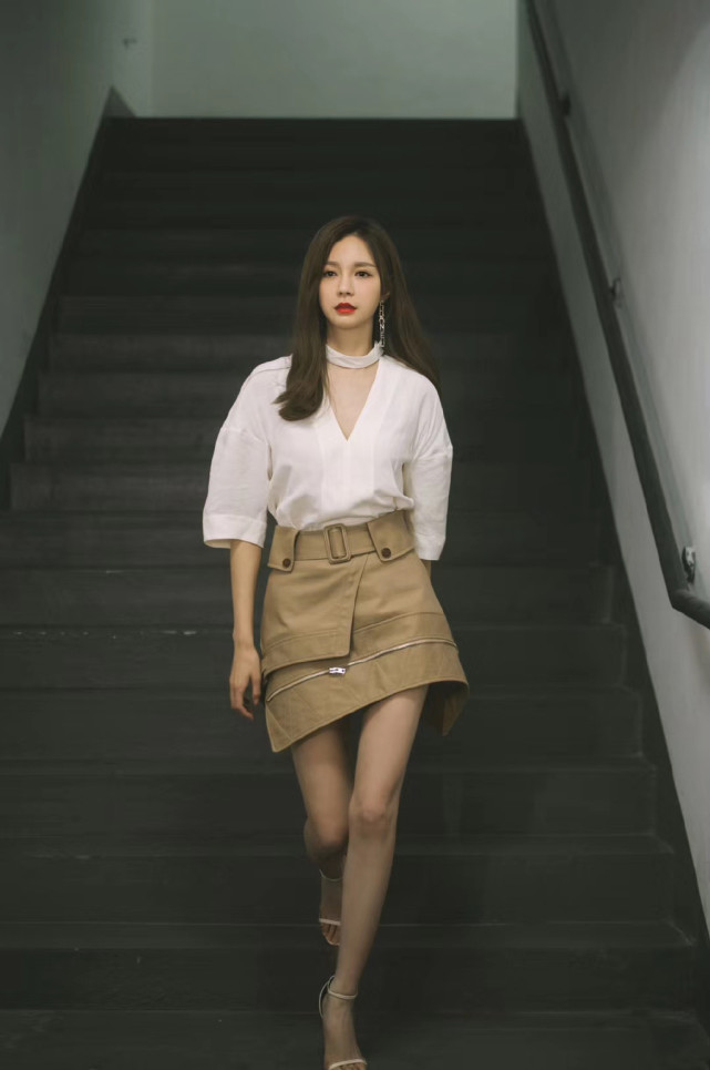 沈梦辰穿高腰不规则短裙,踩高跟鞋秀"竹竿腿",女人看了都心动