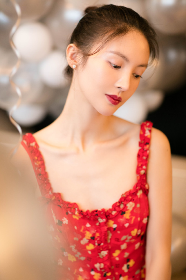金晨哪里像29岁女性,扎丸子头搭配红色吊带连衣裙,秒变19岁少女