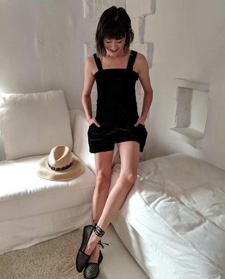 36岁山田优晒居家照,细腰筷子腿抢镜,此前传小栗旬将三度当爸