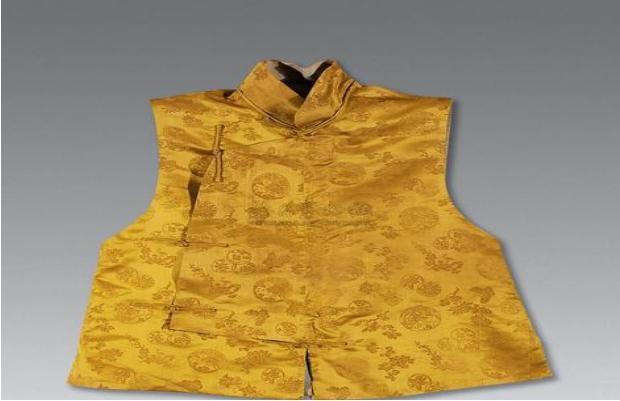 清朝皇帝御赐的黄马褂,到底有何意义?权臣和珅又为何拥有几十件