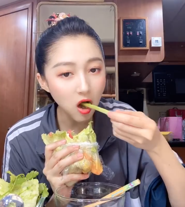 关晓彤直播开启瘦脸特效大变样撞脸创3学员鹿晗都对她赞不绝口