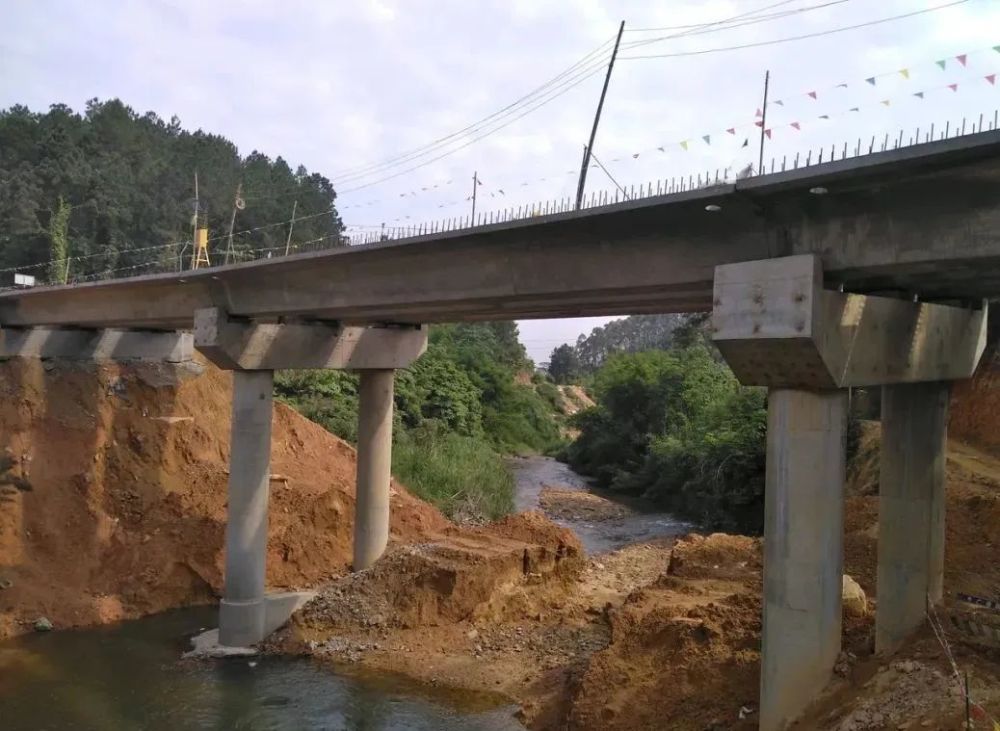 铺上水泥层就完成来看看网友现场拍的最新图片而近期,罗秀万年桥已经