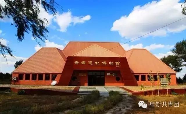 距今已有7600年,是新石器時代早期的原始部落遺址,查海遺址阜新其實