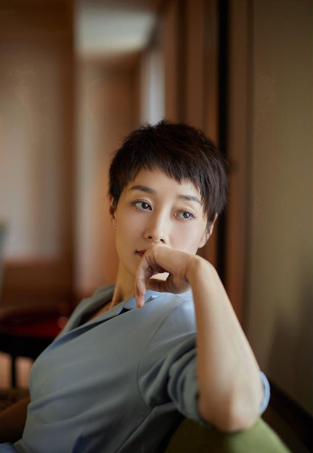 马伊琍新短发真帅气穿淡蓝连体裤高级又清爽不像43岁女人
