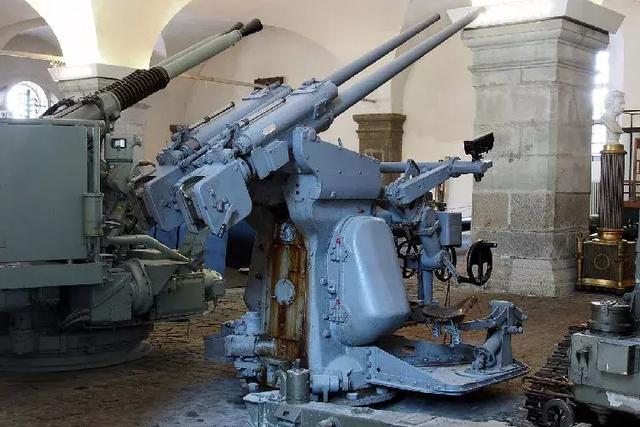 首先先回顾一下瑞典40毫米博福斯高射炮,其实这款产品和德国有着莫大