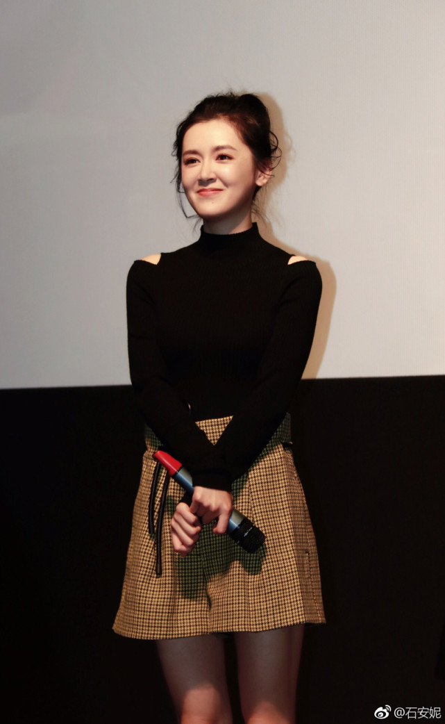 这个美美的姑娘,好像撞脸了很多女明星,跟张雪迎合照,看着像双胞胎