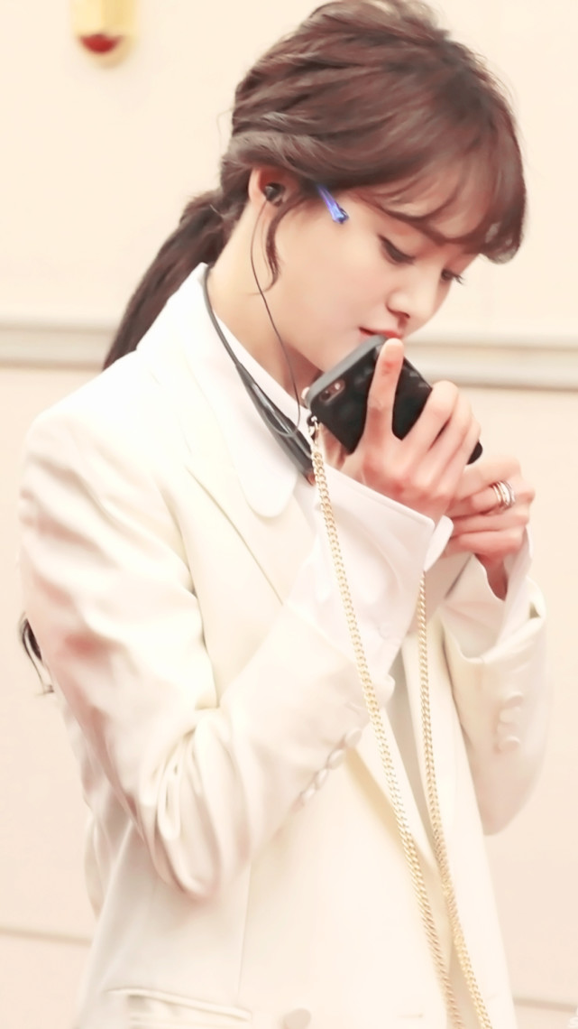 29岁郑爽还是那么的甜美,穿白西装配白衬衫,甜美中又不失正式感