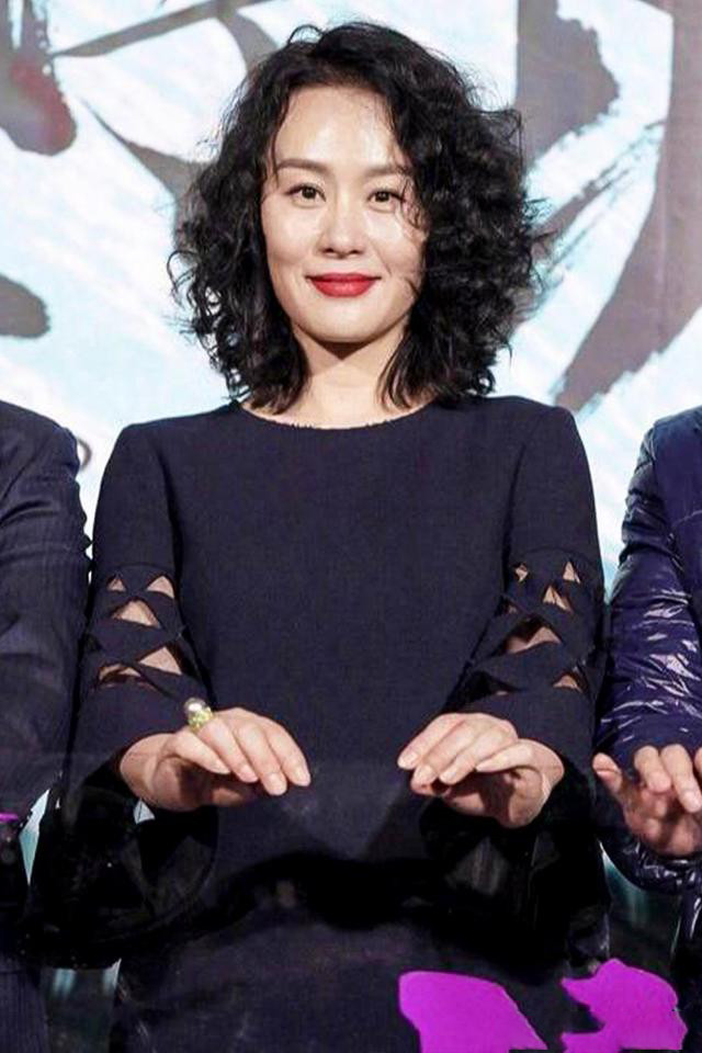 邬君梅的五官长相非常的大气,精致的妆容,白皙的肤色,纤细的眉形,眉色