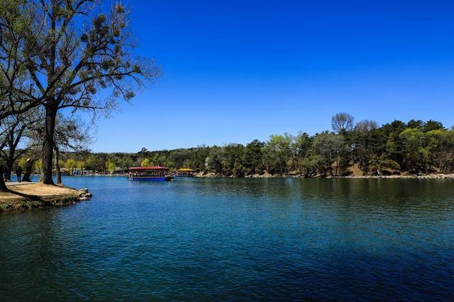 每个景都随四时变化,取山水林泉等自然景观命名.