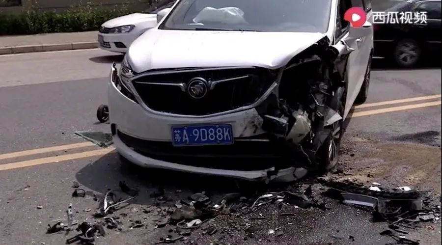 别克gl8的真实25偏置碰撞