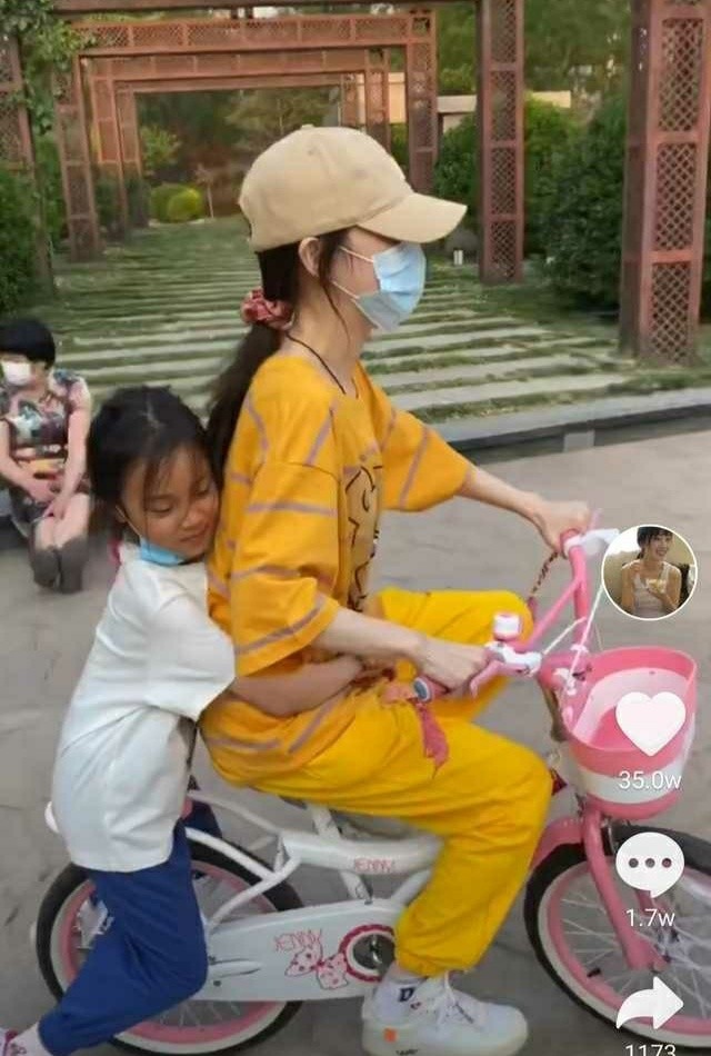 李小璐|李小璐晒和甜馨同框跳舞视频，却被网友指责：她从来不打扮甜馨