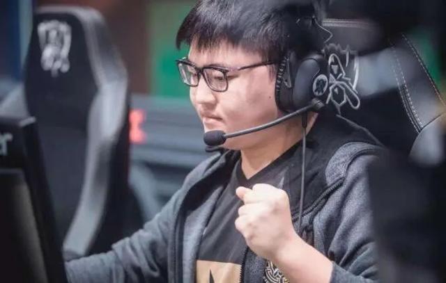 AD开团？Uzi直播卡莎大招开团：不开团玩什么英雄联盟啊？