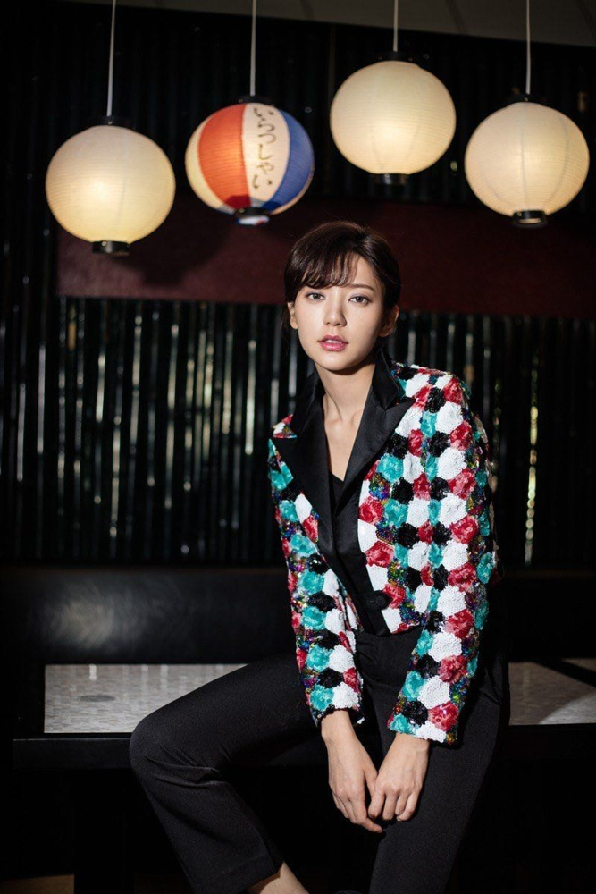 31岁的郭雪芙真有女神范白色衬衫搭配黑色喇叭裤秒变初恋女友