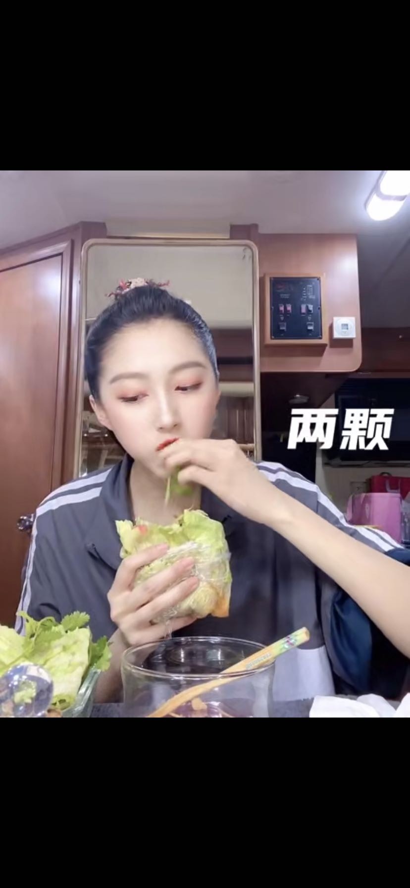 关晓彤吃饭香菜配大蒜口味独特,颇有当吃播天赋 网友:土味网红