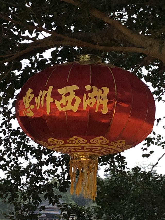 正门廖承志题字那么,苏东坡笔下的西湖,是不是一定写的就是杭州西湖呢