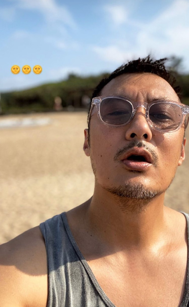 余文乐一家三口外出旅行 他全程抱娃被妻子赞好爸爸