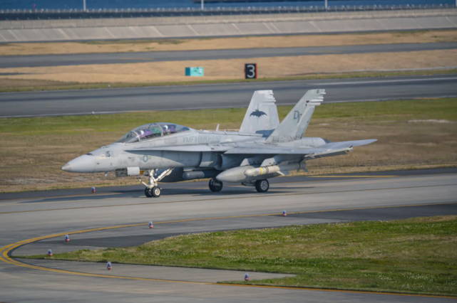 美軍陸戰隊f/a-18戰機在日本掛反艦導彈實彈飛行,意圖很明顯