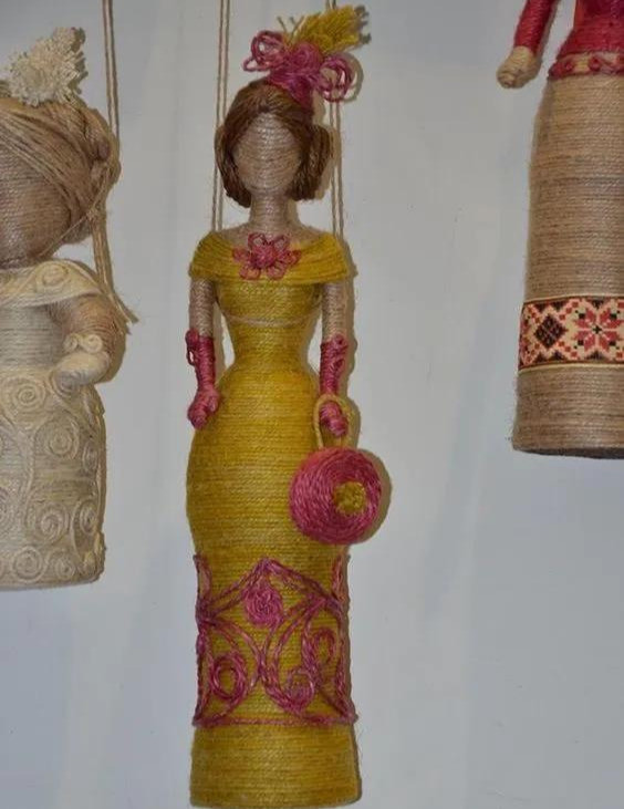 给孩子不要的芭比娃娃用麻绳做了件新装成为了精致的摆件