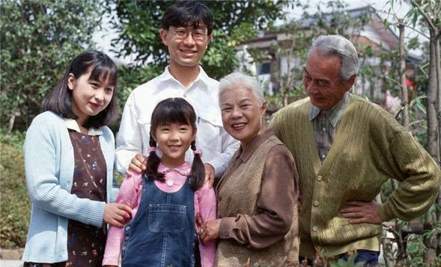 隔代遗传有多神奇孩子虽然是亲生的长相却被爷爷奶奶截胡