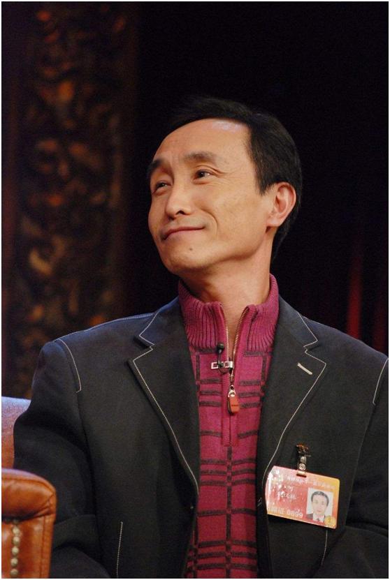 62岁巩汉林近照曝光独自坐角落玩手机显落寞28岁儿媳身材抢镜